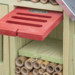 maison-insectes-bois-porte-rouge-iriso