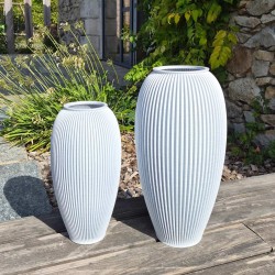 un lot de deux grands vases blancs design sur une terrasse en bois