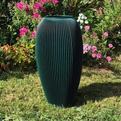 grand vase style elegant de couleur vert fonce dans un jardin