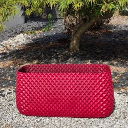 jardiniere rectangle rouge design posée sur gravier