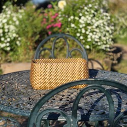 petite jardiniere rectangulaire design dore sur table exterieure
