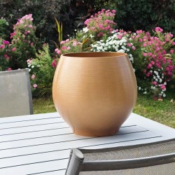 cache pot rond dore sur table exterieur