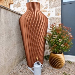beau récupérateur d'eau de pluie couleur cuivre coin de maison en pierre